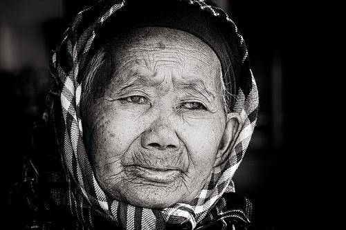 Portrait d'une femme pris en photo de rue à Sapa au Vietnam