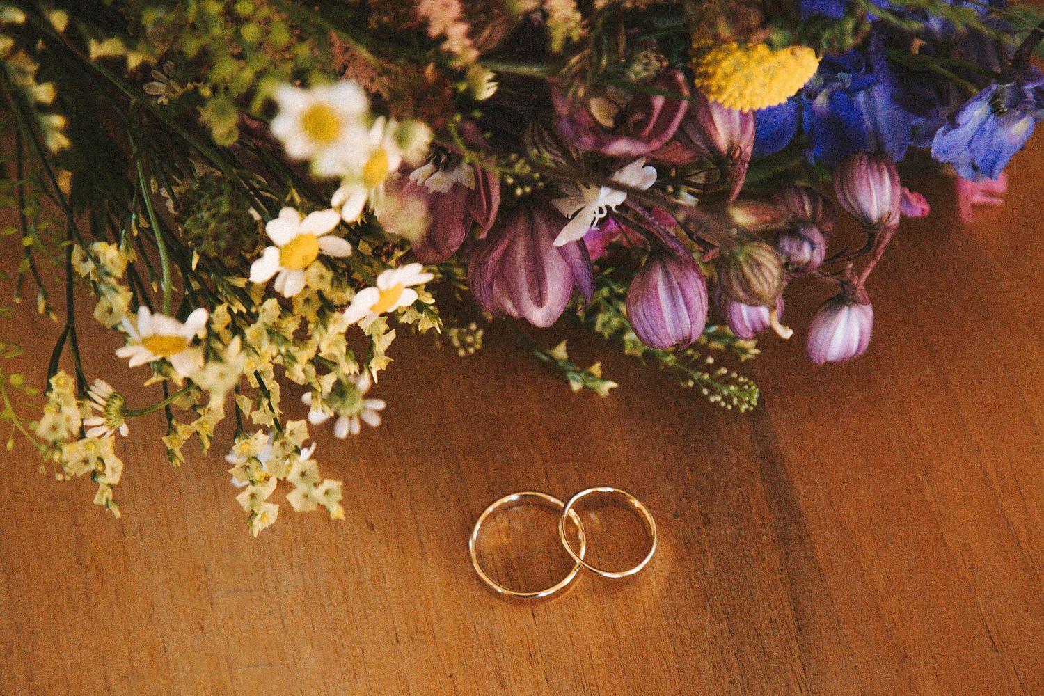 Eheringe und Brautstrau&szlig; als Detailaufnahme einer Hochzeit in K&ouml;ln &ndash; Hochzeitsfotografie NRW.