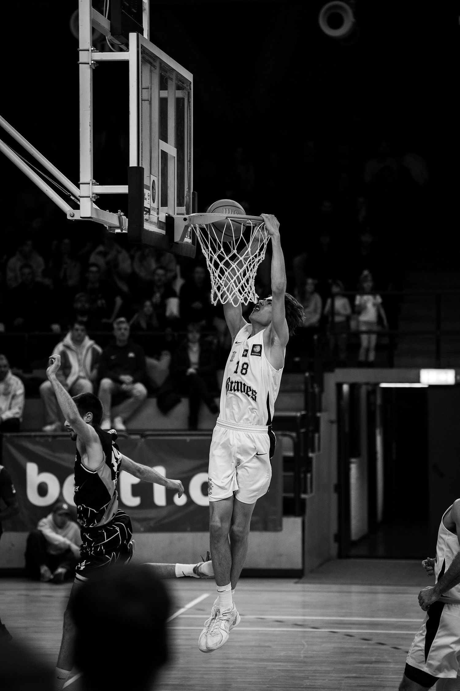 Max Riedel Berlin Braves 2000 Dunk at basketball game