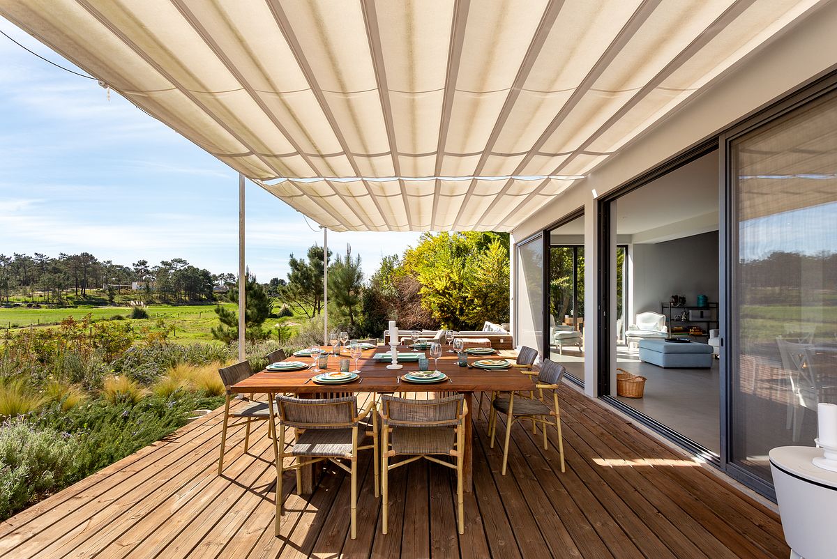 Fotografia de interiores de moradia T3 na Comporta com luz natural e homestaging